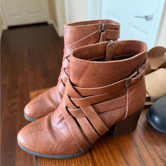 Fabianelli Shoes - Women's Tan Wrapped-Strap Ankle Booties